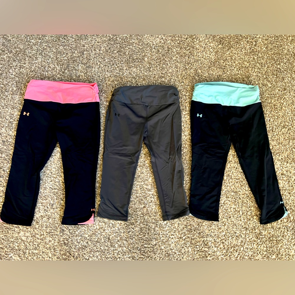 Women’s crop athletic leggings.